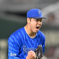 【巨人－DeNA】試合に勝利し、拳を握るDeNAの森原康平＝東京ドームで2024年10月18日、三浦研吾撮影