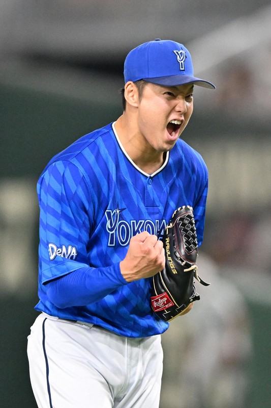 【巨人－DeNA】試合に勝利し、拳を握るDeNAの森原康平＝東京ドームで2024年10月18日、三浦研吾撮影