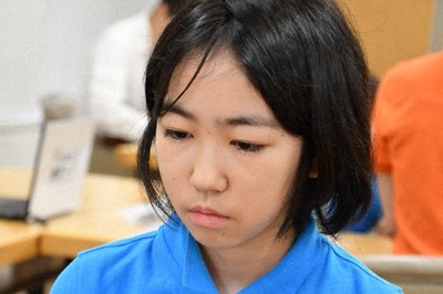 「10代対決」を制してチームに勝利をもたらした柳原咲輝初段（日本棋院提供）