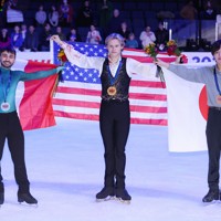 男子の表彰式後に記念撮影する（左から）2位でフランスのケビン・エイモズ、1位で米国のイリア・マリニン、3位の三浦佳生＝米アレンで2024年10月20日、猪飼健史撮影