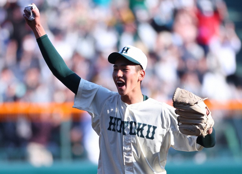 第95回センバツ大会の準決勝で、大阪桐蔭に勝利し拳を突き上げる報徳学園の今朝丸裕喜投手＝阪神甲子園球場で2023年3月31日、滝川大貴撮影