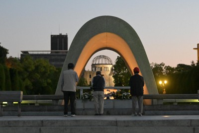 日本原水爆被害者団体協議会へのノーベル平和賞の授賞決定から一夜が明け、原爆慰霊碑に祈りをささげる人たち＝広島市中区で2024年10月12日午前5時50分、北村隆夫撮影