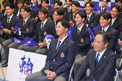 楽天から1位指名を受け、仲間から祝福される明大の宗山塁（中央）＝東京都千代田区で2024年10月24日午後5時12分、新宮巳美撮影