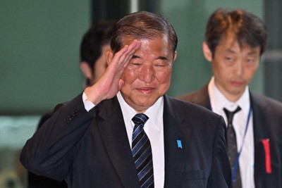 首相官邸に入り記者団に手を上げて応える石破茂首相（手前）＝首相官邸で2024年10月25日、平田明浩撮影