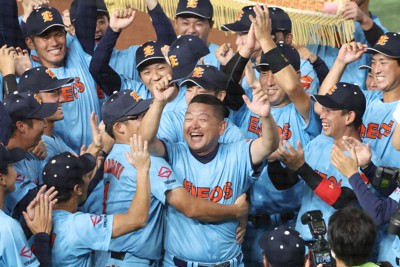 第93回都市対抗野球決勝で東京都・東京ガスに勝って9年ぶりに優勝し、笑顔を見せる横浜市・ENEOSの大久保秀昭監督（中央）＝東京ドームで2022年7月29日、佐々木順一撮影