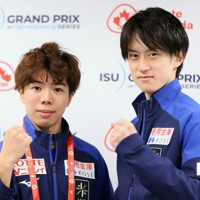 男子SP後の記者会見で記念撮影する2位の佐藤駿（左）と3位の山本草太＝カナダ・ハリファクスで2024年10月26日、猪飼健史撮影