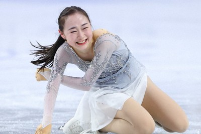 女子フリーの演技を終えて拳を握る松生理乃＝カナダ・ハリファクスで2024年10月26日、猪飼健史撮影