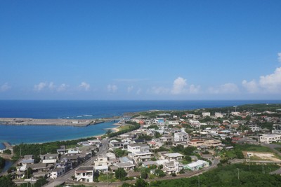 日本最西端の与那国島で最大の集落、祖納の全景＝沖縄県与那国町で2024年10月14日午後3時40分、鈴木英生撮影