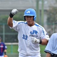 今季からJR四国の4番打者に定着した篠崎康選手＝高知市営球場で2024年9月28日、吉川雄飛撮影