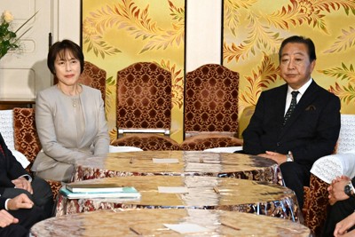 共産党の田村智子委員長（左）との党首会談に臨む立憲民主党の野田佳彦代表（右）＝国会内で2024年10月30日午後3時29分、平田明浩撮影