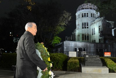 原爆ドーム前で開かれた集会で、厳しい表情で献花に向かう坪井直・広島県被団協理事長（当時）＝広島市中区で2012年12月7日午後6時5分、小松雄介撮影