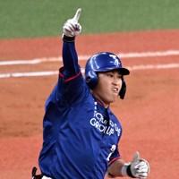 【三菱自動車岡崎－東京ガス】三回裏東京ガス無死、本塁打を放ち塁を回る馬場＝京セラドーム大阪で2024年10月30日、松田雄亮撮影