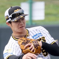 守備練習する中野拓夢選手＝沖縄県宜野座村で2024年2月6日、喜屋武真之介撮影