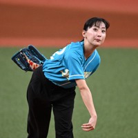 【西部ガス－JR東日本】始球式で投球する清水綾音さん＝京セラドーム大阪で2024年10月31日、小松雄介撮影