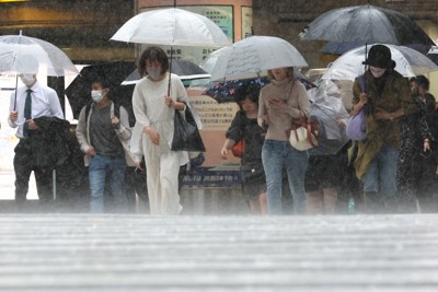 激しく雨が降る中を傘をさして歩く人たち＝大阪市北区で2023年6月2日、長谷川直亮撮影