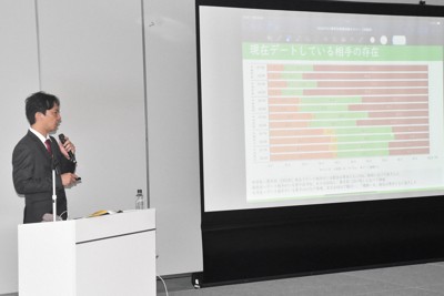 日本性教育協会の調査報告会で、青少年の性行動について解説する武蔵大学の林雄亮教授＝東京都千代田区で2024年11月3日午後1時39分、西本紗保美撮影