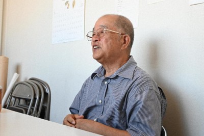 家族の体験や自分の半生を語る陸門良輔さん＝長崎市岡町で