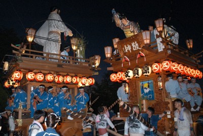 潮来祇園祭礼で行き交う二つの山車。笛や鼓が鳴り響く茨城県指定無形民俗文化財「潮来ばやし」が祭りを盛り上げる＝茨城県潮来市で2024年8月2日午後、山下貴史撮影