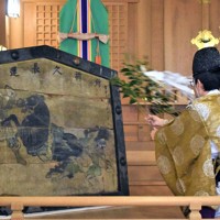 阪神大震災で損傷した絵馬の復元を祝う神事。上下2枚の板を合わせた絵馬は震災で4枚に割れ、枠もバラバラになっていた＝西宮市社家町で、稲田佳代撮影