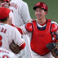 【トヨタ自動車－西部ガス】試合に勝利しハイタッチするトヨタ自動車の捕手・福井＝京セラドーム大阪で2024年11月6日、西村剛撮影