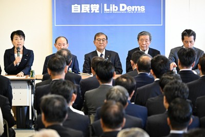 自民党の両院議員懇談会に臨む石破茂首相（中央）。左から2人目は菅義偉副総裁、同4人目は森山裕幹事長＝同党本部で2024年11月7日午後3時3分、平田明浩撮影