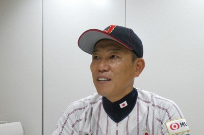 インタビューに応じる井端弘和・日本代表監督＝宮崎市で2024年10月31日午後、岸本悠撮影