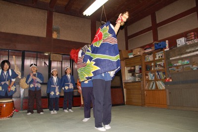 神主や馬にふんした子どもたちが家々を回って家内安全を願う富山県南砺市の「利賀の初午行事」＝富山県教育委員会提供