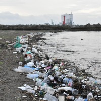 海岸に漂着したプラスチックごみ＝富山県射水市で2021年7月27日午後5時42分、砂押健太撮影