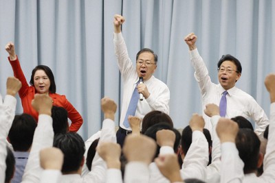 臨時党大会で気勢を上げる公明党の斉藤鉄夫新代表（中央）ら＝東京都新宿区で2024年11月9日午後2時12分、幾島健太郎撮影