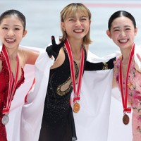 女子の表彰式後に日の丸を背に記念撮影する（左から）2位の千葉百音、1位の坂本花織、3位の青木祐奈＝国立代々木競技場で2024年11月9日、猪飼健史撮影