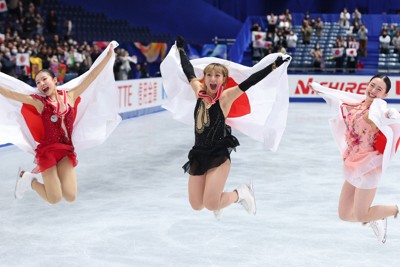 女子の表彰式後、日の丸を背に喜ぶ（左から）2位の千葉百音、1位の坂本花織、3位の青木祐奈＝国立代々木競技場で2024年11月9日、猪飼健史撮影