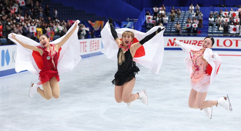 女子の表彰式後、日の丸を背に喜ぶ（左から）2位の千葉百音、1位の坂本花織、3位の青木祐奈＝国立代々木競技場で2024年11月9日、猪飼健史撮影