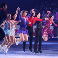 エキシビション来場者に北京五輪の銀メダルを披露する（左から）木原龍一、三浦璃来、樋口新葉、坂本花織、宇野昌磨、鍵山優真、小松原美里、小松原尊＝国立代々木競技場で2024年11月10日、猪飼健史撮影