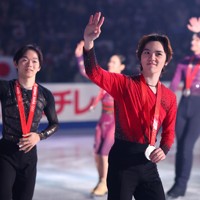 エキシビション来場者に北京五輪の銀メダルを披露する宇野昌磨（手前右）、鍵山優真（同左）、小松原美里（奥左）、小松原尊＝国立代々木競技場で2024年11月10日、猪飼健史撮影