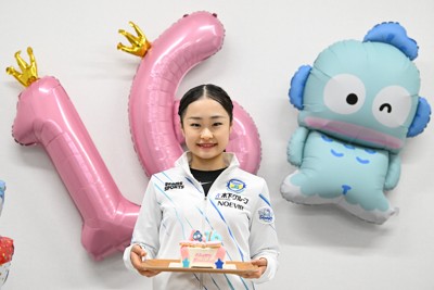 16歳の誕生日を祝福され笑顔を見せるフィギュアスケート女子の島田麻央選手＝京都府宇治市で2024年10月30日、大西岳彦撮影