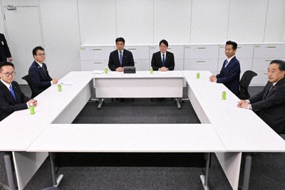 会談に臨む自民党の小野寺五典政調会長（中央右）、国民民主党の浜口誠政調会長（左列奥）、公明党の岡本三成政調会長（右列奥）ら＝衆院第2議員会館で2024年11月12日午後3時半、平田明浩撮影