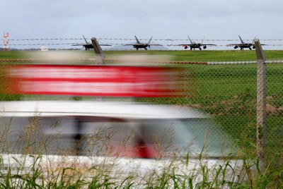 米軍嘉手納基地のフェンス沿いを走る選挙カー＝沖縄県北谷町で2024年10月15日午後3時54分、喜屋武真之介撮影