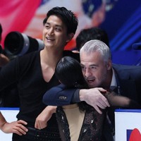 NHK杯のペア・フリー後、三浦璃来選手、木原龍一選手組をたたえるブルーノ・マルコット・コーチ（右）＝国立代々木競技場で2024年11月9日、猪飼健史撮影