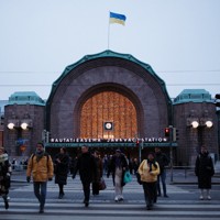 ヘルシンキ駅の駅舎の上にたなびくウクライナ国旗＝フィンランド・ヘルシンキで2024年11月13日午前8時21分、吉田航太撮影