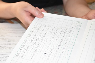 小学校で体を触られる被害に遭った2年生の娘のために、学校側へ校内での付き添いを依頼した文書を見せる母親＝神奈川県茅ケ崎市で2024年9月2日午後2時17分、西本紗保美撮影