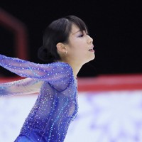 女子SPで演技する三原舞依＝フィンランド・ヘルシンキで2024年11月15日、吉田航太撮影