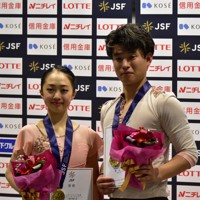 全日本ジュニア選手権ペアで優勝した清水咲衣選手、本田ルーカス剛史選手組＝広島市のひろしんビッグウェーブで2024年11月16日午後5時56分、倉沢仁志撮影