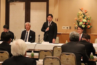 自民党県連の合同会議で辞意を表明する福岡会長（左から3人目）＝佐賀市内で2024年11月17日午前11時9分、五十嵐隆浩撮影