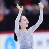 女子フリーで演技を終え、観客席にあいさつする松生理乃＝フィンランド・ヘルシンキで2024年11月16日、吉田航太撮影