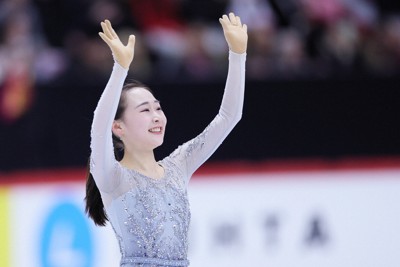 女子フリーで演技を終え、観客席にあいさつする松生理乃＝フィンランド・ヘルシンキで2024年11月16日、吉田航太撮影