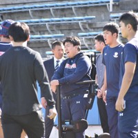 試合開始前、ウオーミングアップをするチームメートに声をかける笹川祐さん（中央）＝横浜市神奈川区のニッパツ三ツ沢球技場で2024年11月17日午後0時36分、田中綾乃撮影