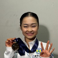 フィギュアスケートの全日本ジュニア選手権女子で4連覇を果たした島田麻央選手＝広島市のひろしんビッグウェーブで11月17日午後8時44分、倉沢仁志撮影