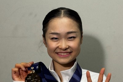 フィギュアスケートの全日本ジュニア選手権女子で4連覇を果たした島田麻央選手＝広島市のひろしんビッグウェーブで11月17日午後8時44分、倉沢仁志撮影