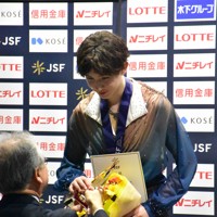 フィギュアスケートの全日本ジュニア選手権男子で優勝し、表彰式で笑顔を見せる中田璃士選手＝広島市のひろしんビッグウェーブで2024年11月17日午後8時5分、倉沢仁志撮影