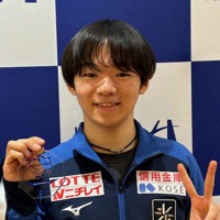 フィンランド大会で優勝し羽田空港に帰国した鍵山優真選手＝2024年11月18日午後3時7分、倉沢仁志撮影